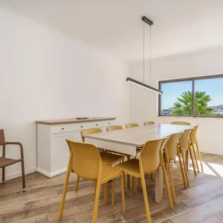 Casa de Férias Handsome With Pool And Bbq Area