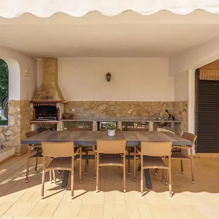 Handsome With Pool And Bbq Area Casa de Férias