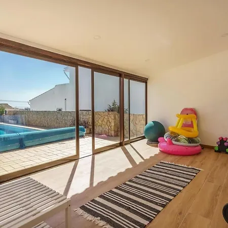 Handsome With Pool And Bbq Area *