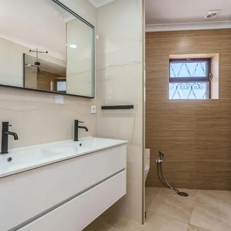Handsome With Pool And Bbq Area Lagos